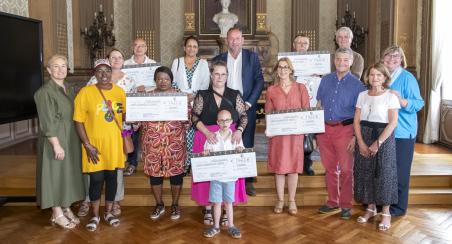 Remise Chèques aux Associations Bénéfice Vente Miel 