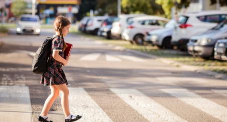 Enfant Trverse passage piéton