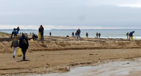 les mains dans le sable 