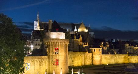 Tour du Connétable et Tour Poudrière Remparts nocturne