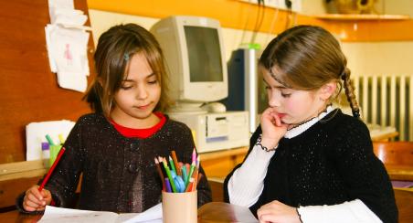 Enfants classe de CE1 adobe stock