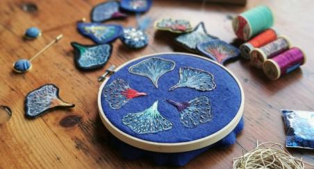 Atelier broderie sur cyanotype